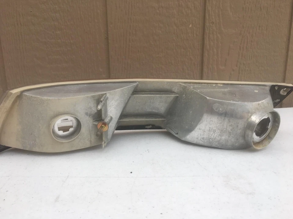 Marcador lateral Mercury Grand Marquis 1995-1997 (derecha) Foto 4 de 4