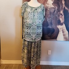 Cabi Darby Green Snakeskin Print Top Reversible Skirt Set M 746 EUC 2 Piece