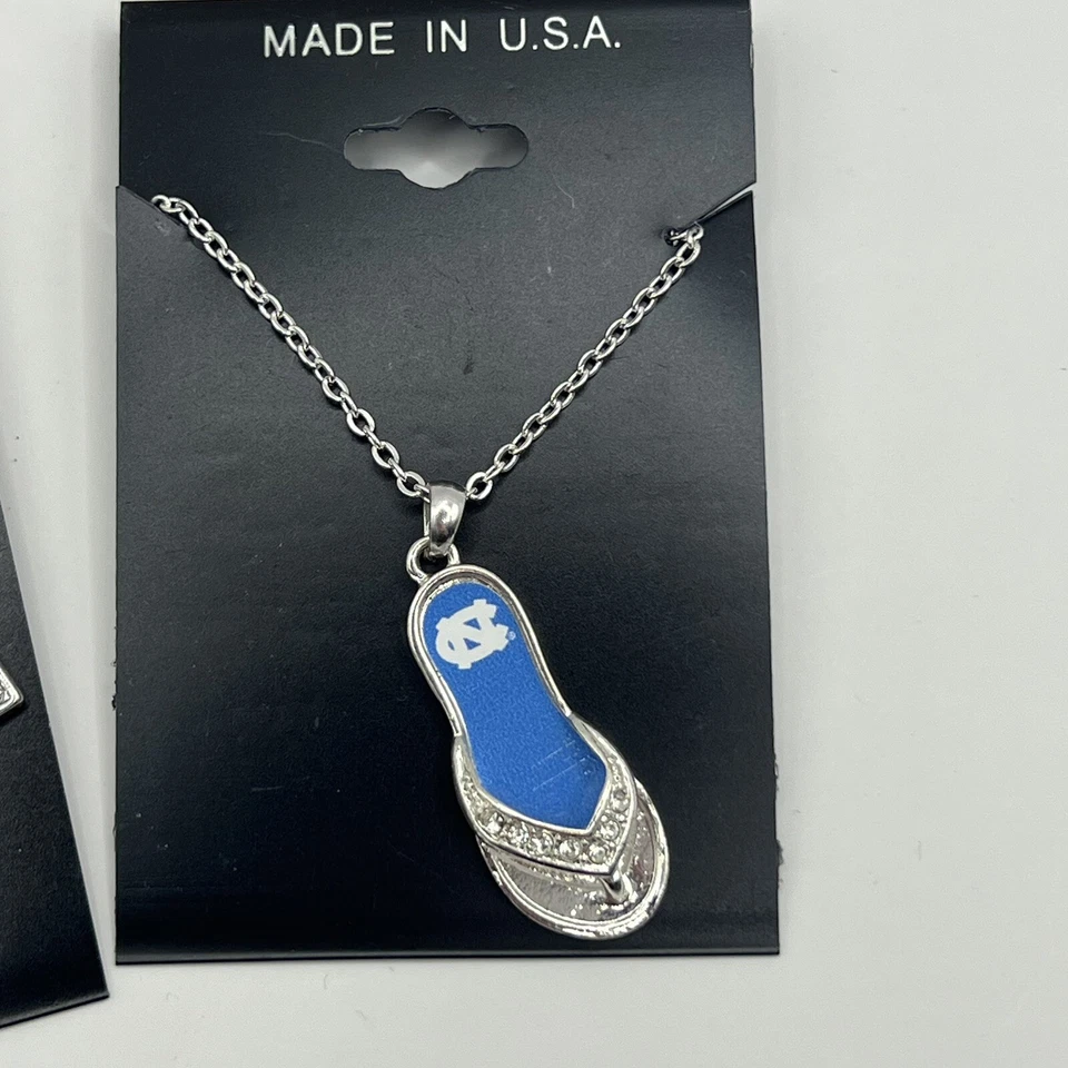 Pendientes y collar de diamantes de imitación de moda de fútbol americano universitario de Carolina del Norte NUEVO Foto 3 de 4