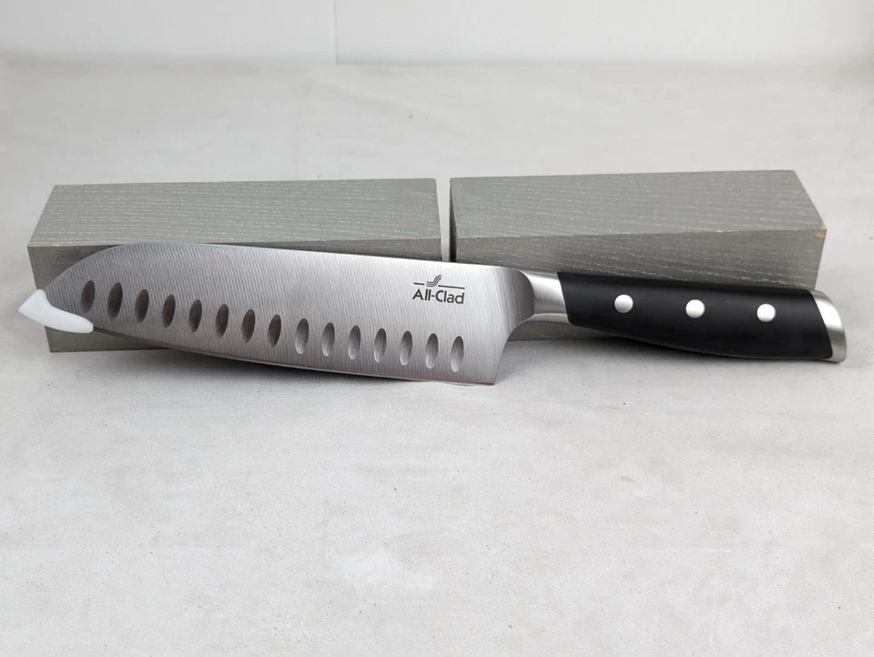 Cuchillo Santoku TODO REVESTIDO 7", FORJADO ALEMÁN Acero Inoxidable, Mango TRIPLE REMACHE Foto 3 de 4