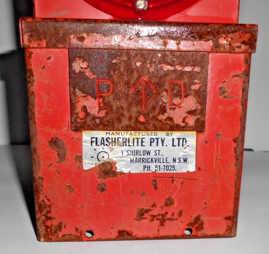 VINTAGE 1970s FLASHERLITE RAILWAY ROAD & MILITARY DANGER LAMP BATTERY OPERATED - image 4 of 4