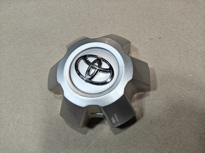 Toyota Genuine OEM ORNAMENT SUB-ASSY, WHEEL HUB LAND CRUISER PRADO