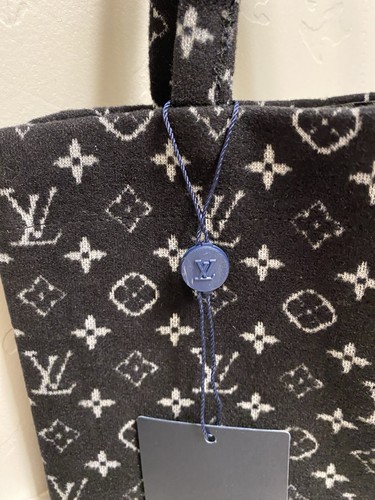 Louis Vuitton GWP VIP Tote - Soft Black w/white Logo Tote, Satin Lining - Picture 2 of 12