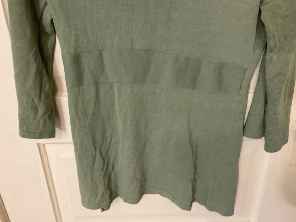 Women’s NINE&CO By Nine West Med Moss Green 3/4 Sleeve VNeck Shirt - Imagem 4 de 4