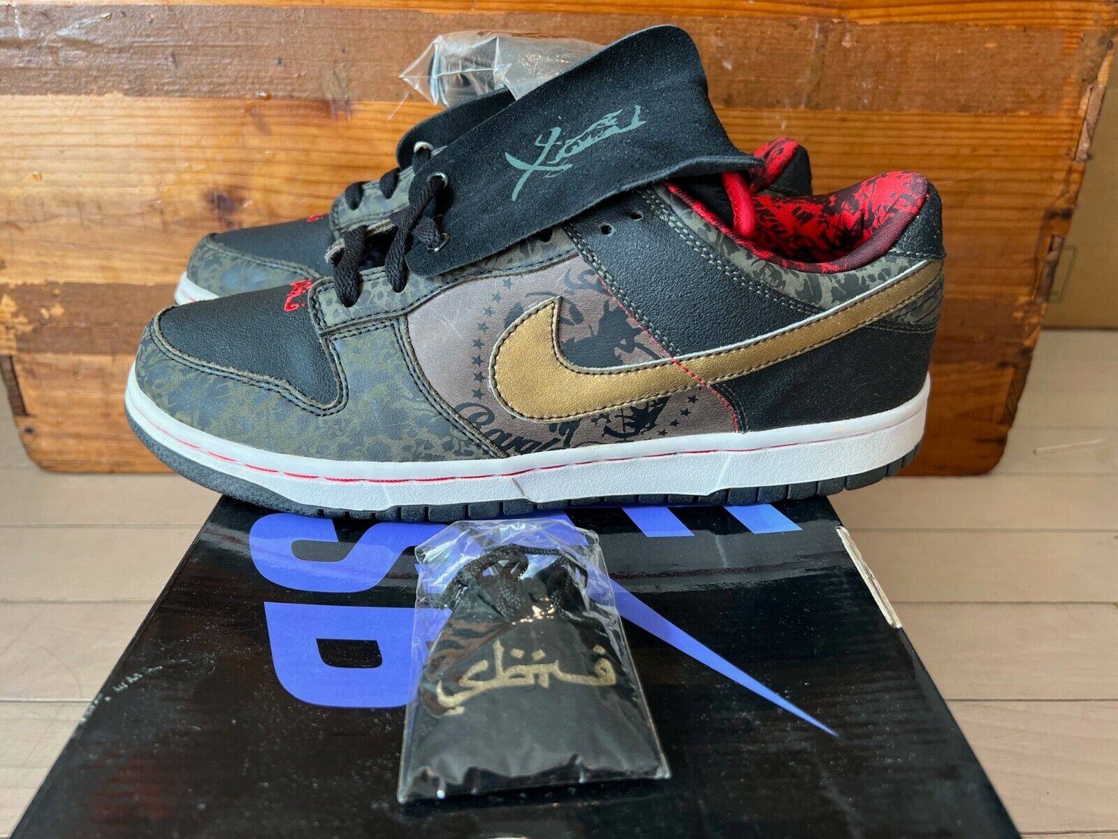 2006 Nike Dunk Low Premium SB SBTG Sabotage Sable Green / Metallic Gold sz 10 2006 Nike Dunk Low Premium SB SBTG Sabotage Sable Green / Metallic Gold sz 10