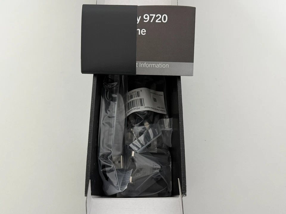 BRAND NEW BLACKBERRY 9720 PHONE - UNLOCKED - 3G - WIFI - 5MP CAM - RADIO - Image 4 of 4