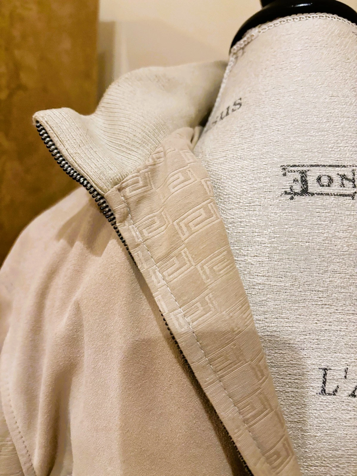 Vintage Versace Classic V2 Men’s Beige Jacket - Textured / Lightweight Bomber St image 4