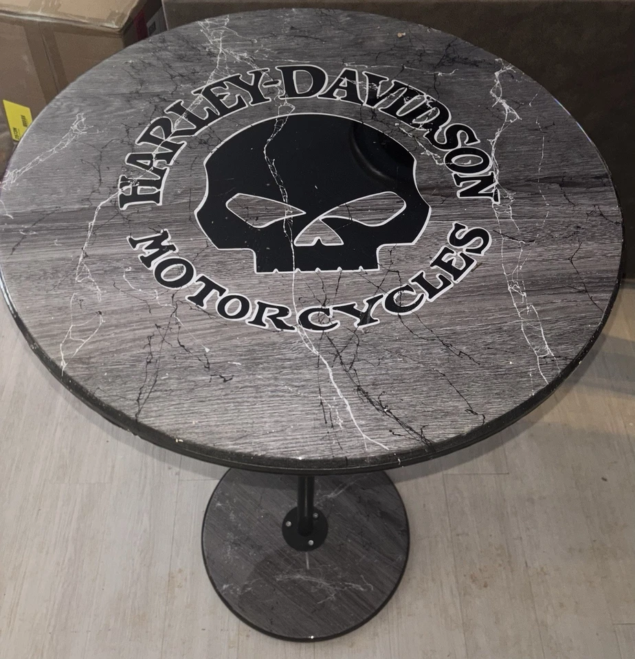 Mesa de bar Harley Davidson hecha a medida con acabado epoxi Foto 2 de 3