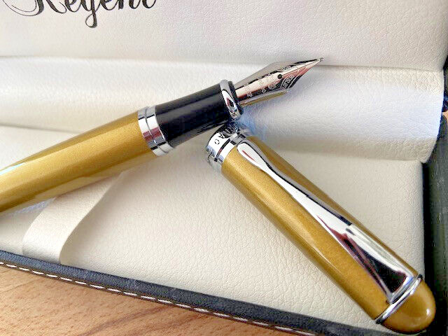 Stylo plume authentique gainé de cuir fauve livré dans son très beau coffret de rangement