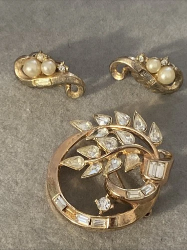 Vintage Crown Trifari Jewelry Set Gold Tone Brooch Clip on Earrings