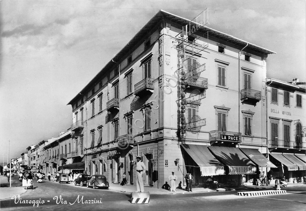 Cartolina Viareggio Via Mazzini Hotel La Pace vigile auto anni 50