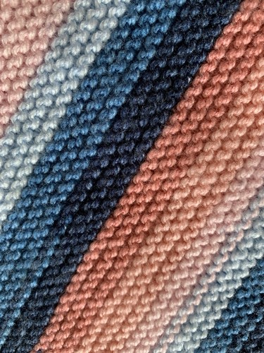 Handgestrickte Babydecke hell neu Babygeschenk 66cmx66cm super weich - Bild 6 von 10