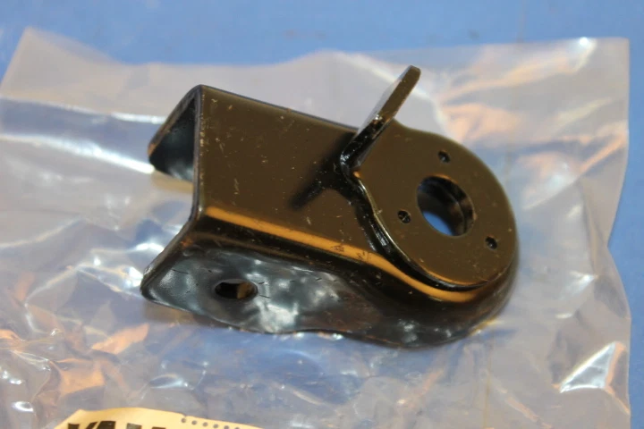 SOPORTE DE CLAVIJA IZQUIERDA EXCITADOR YAMAHA SR250 1980-82 #1 OEM # 3Y6-27432-00 Foto 2 de 4