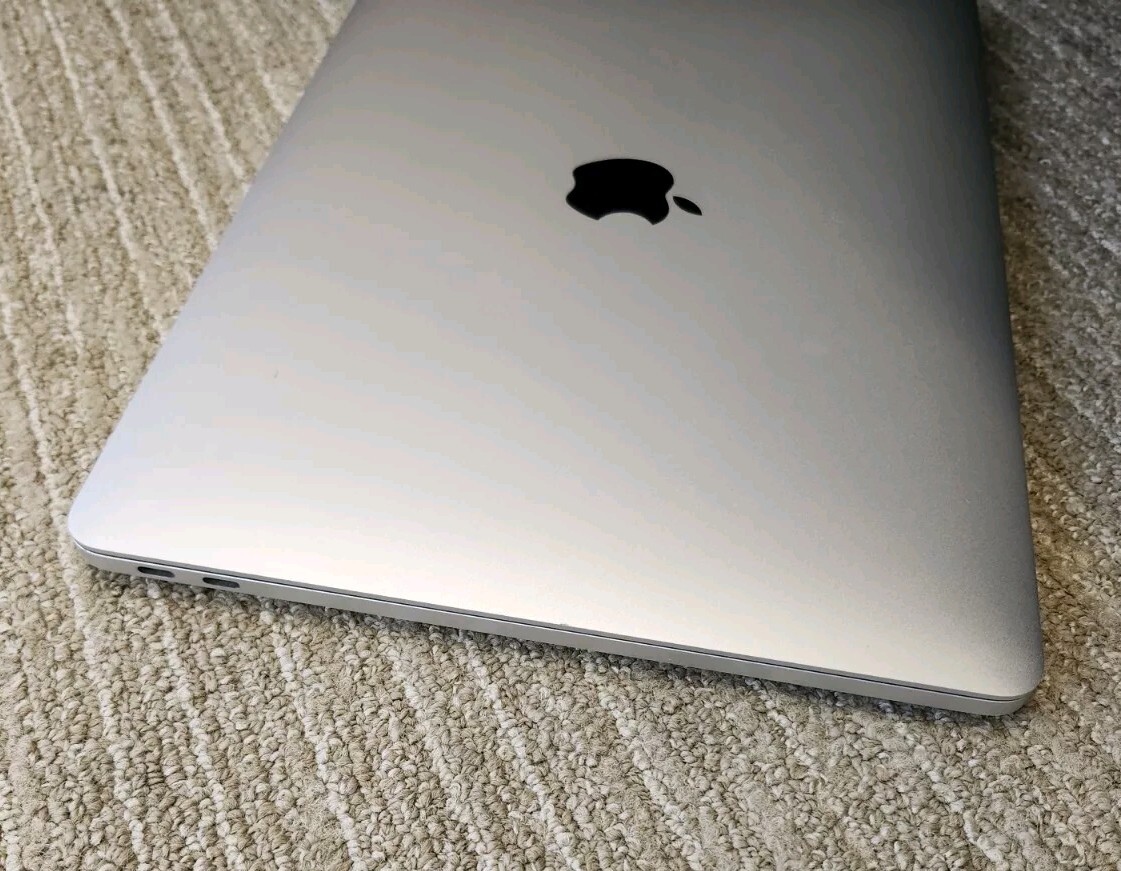 MacBook Pro 13in (2017 128GB SSD Intel i5 2.30GHz 8GB RAM