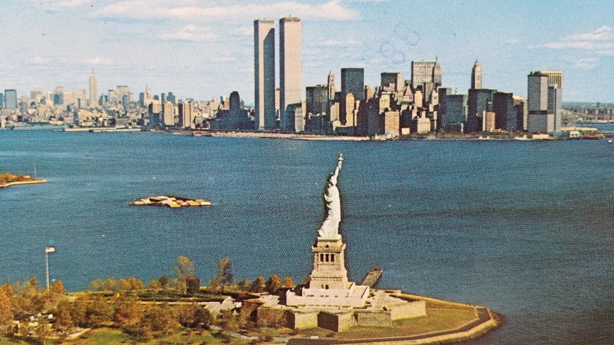 1973 STATUE OF LIBERTY W/ NEW YORK CITY SKYLINE & WORLD