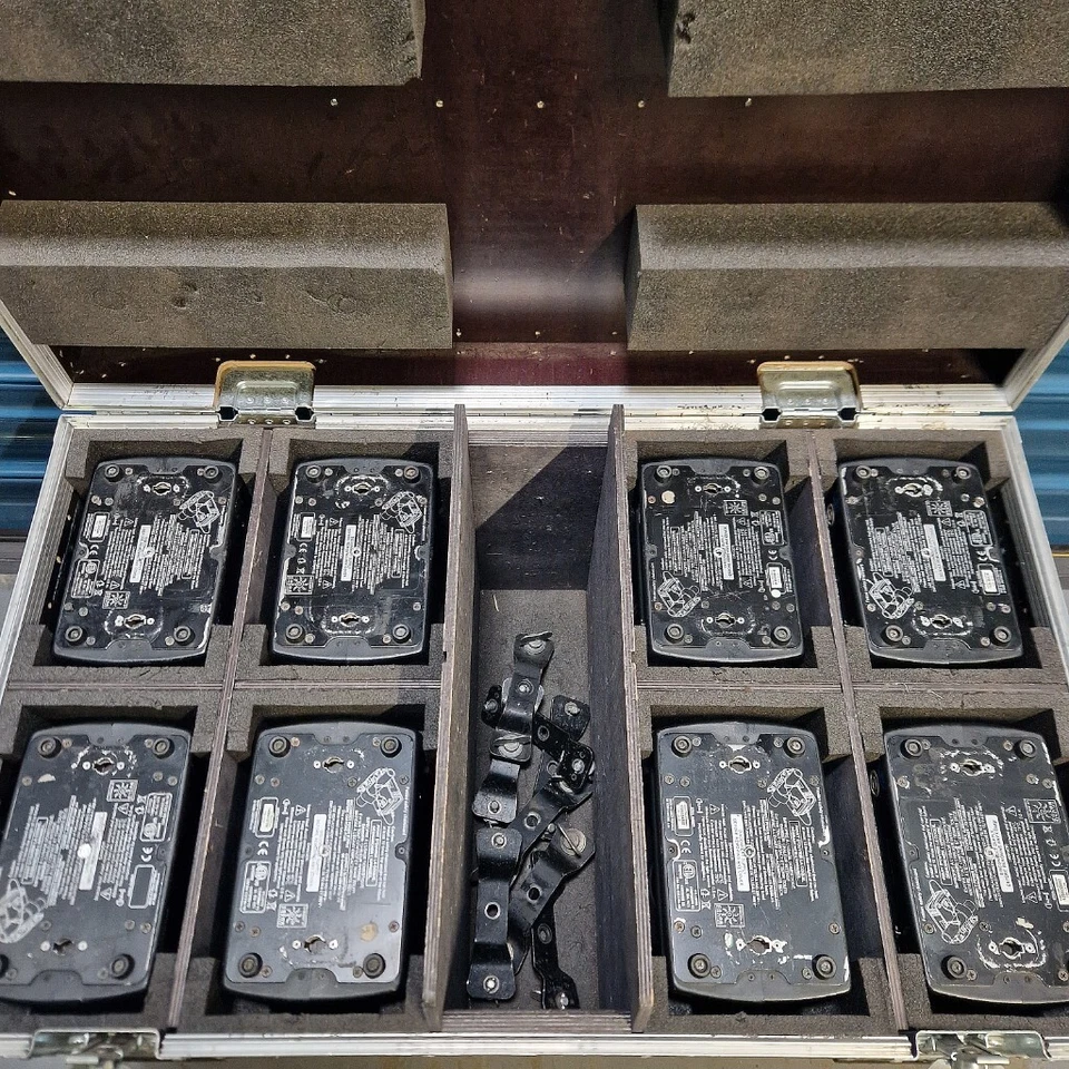 Robe LEDBeam 100 Package of 8x Lighting Fixtures in 8-Flightcase, Used - Image 4 of 4