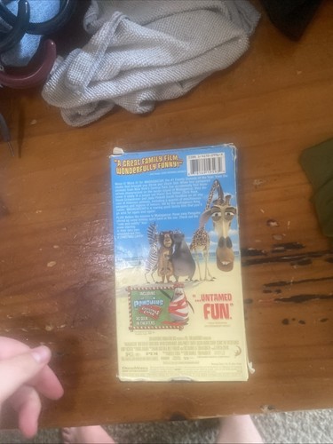Madagascar VHS 2005 Penquins in Christmas Caper - Picture 5 of 7