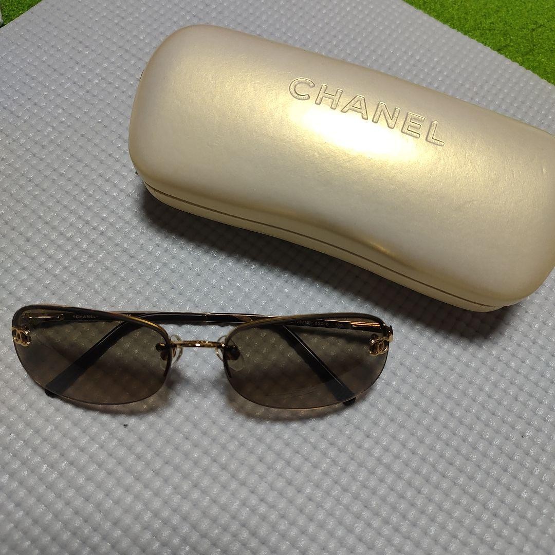 CHANEL Gold Frame Gray Sunglasses with Classic Elegance