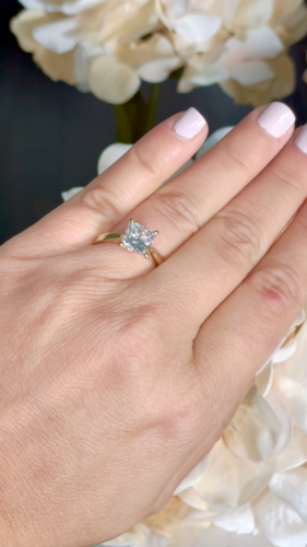 ANILLO DE COMPROMISO SOLITARIO DE DIAMANTES SIMULADO PRINCESA DE ORO AMARILLO SÓLIDO 14K 2.00 - Vídeo 1 de 1