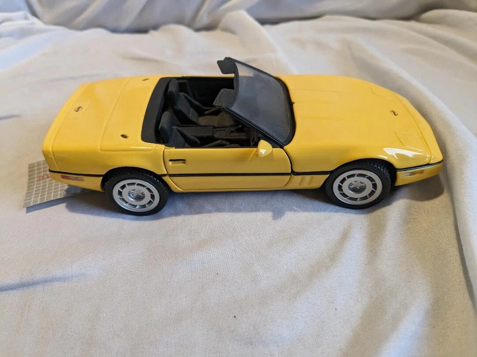 Franklin Mint 1:24 Diecast, 1986 Corvette Conv., Yellow, No Box, Papers or Top - Image 2 of 4
