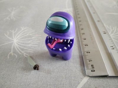 figurine AMONG US - tomy  - innersloth  TOIKIDO - violet monstre + épée