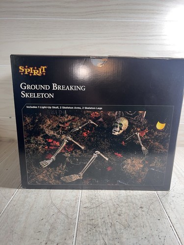 spirit halloween Ground Breaking Skelett