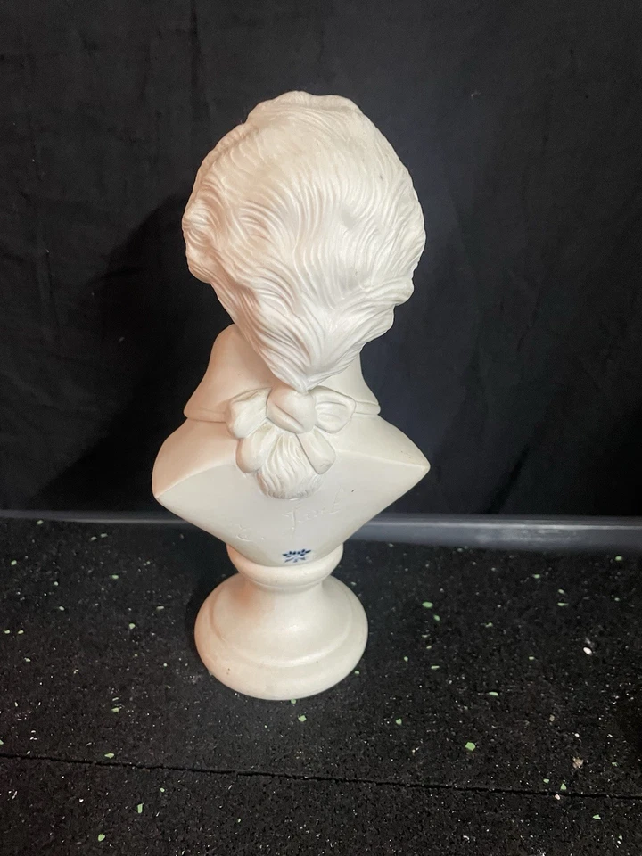 Buste Mozart en biscuit. - Photo 4/4