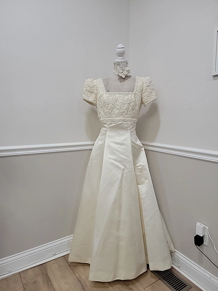 Vestido/vestido de novia vintage Mori Lee marfil satinado con cuentas Foto 2 de 4
