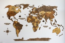 Detaillierte 3D-Holz Weltkarte mehrfarbig auf Deutsch