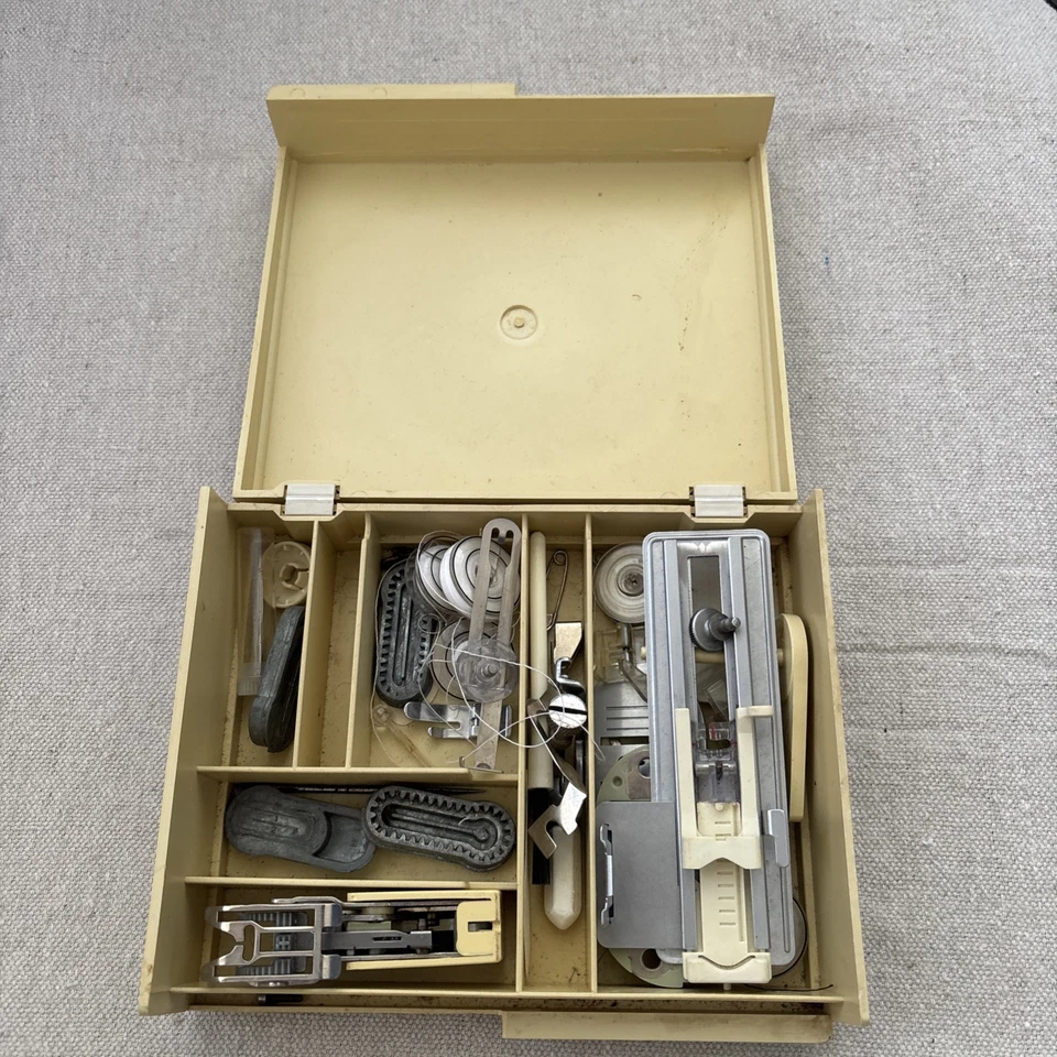 Máquina de costura Futura Singer 900 acessórios estojo rígido placas de pés incompletas - Imagem 2 de 4