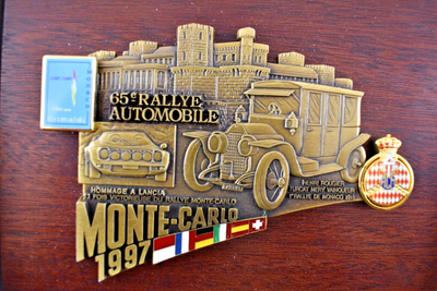 Plaque émaillée Monte-Carlo Assistance 1997 – Pin's Rallye Vintage 8 X 3,6 Cm