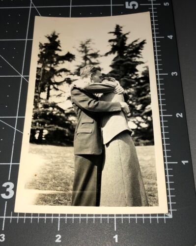 1940s Couple KISSING Sexy Hug Kiss Makeout LOVE Man Woman Vintage Snapshot PHOTO - Picture 1 of 3