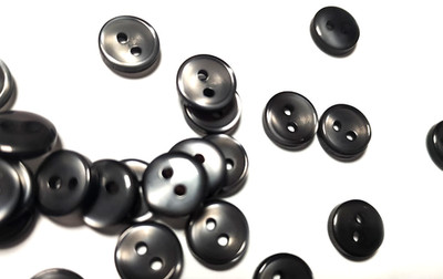 X6 kleine anthrazitgraue Zweilochknöpfe 0,8 cm Spielzeug/Puppen/Baby