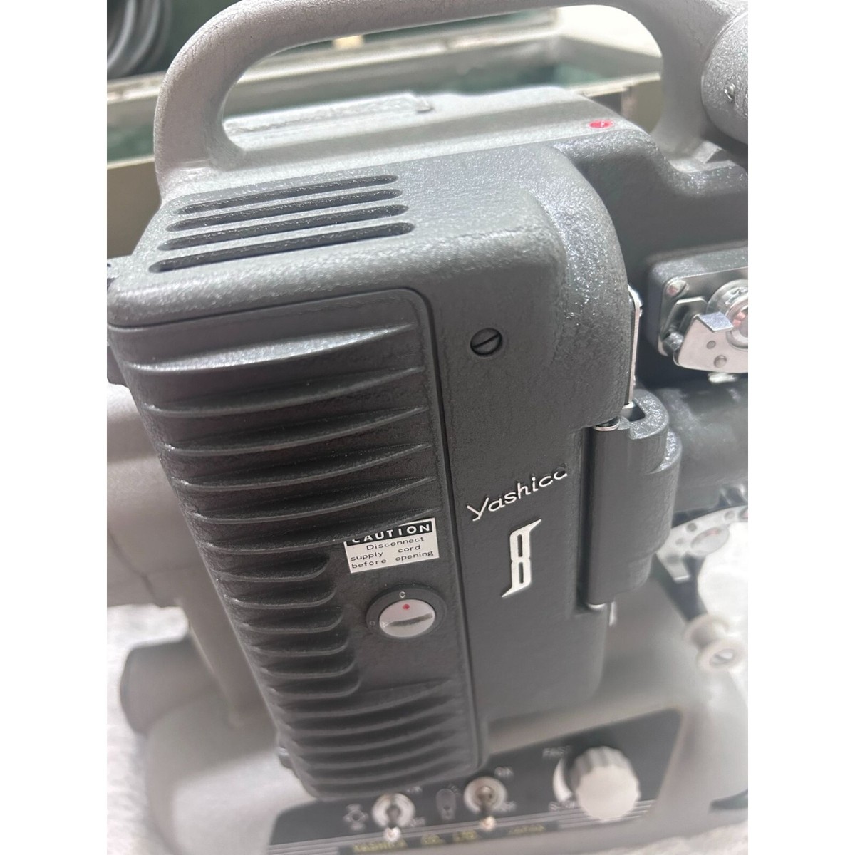 YASHICA 8P ヤシカ8mm映写機  (本体+専用ケース) YASHICA 8P ヤシカ8mm映写機 (本体+専用ケース)