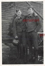 Compagni soldati con elmetto in acciaio Polonia