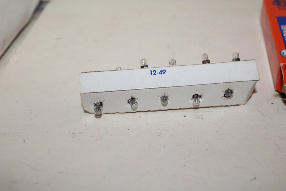 Lionel P/W Set Of Ten L191 12 Volt clear Miniature Lamps (NOS)~w/Brick OB - Image 2 of 4