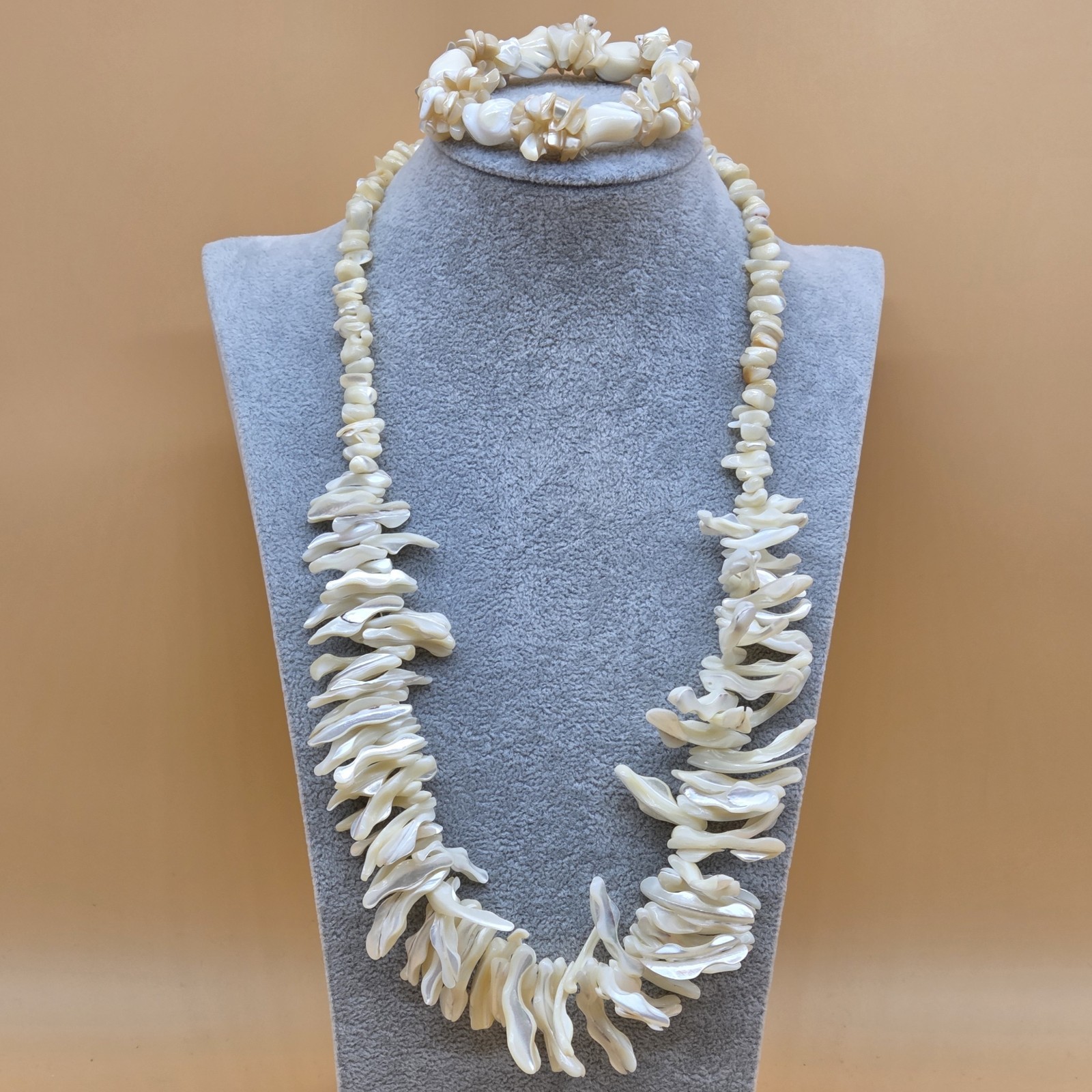 Vintage Shell Chunky Statement Beaded Necklace & … - image 15