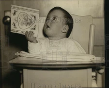 1935 Press Photo Yvonne Dionne holds a valentine - nera11700