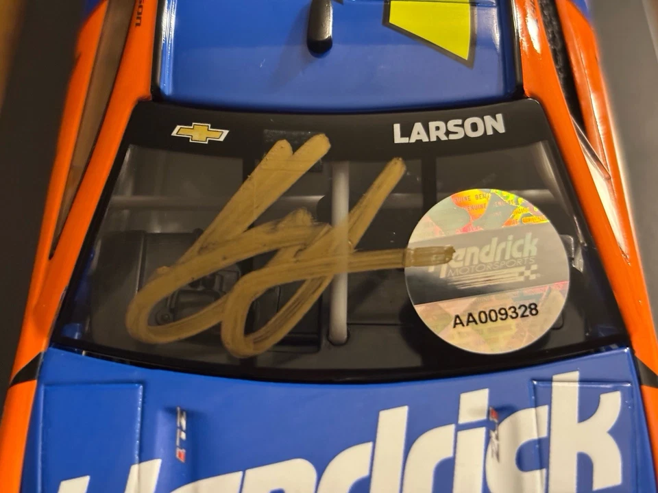 Kyle Larson HendrickCars Terry Labonte Throwback 2025 doble autografiado 1/24Elite Foto 3 de 4
