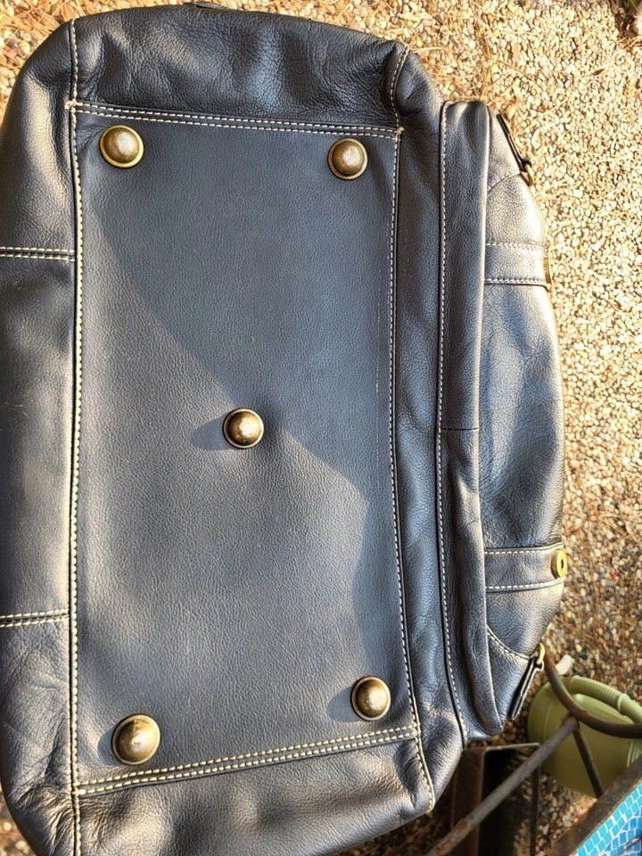 复古 GUANG TONG 黑色皮革双肩包 — 第 3/4 张图片