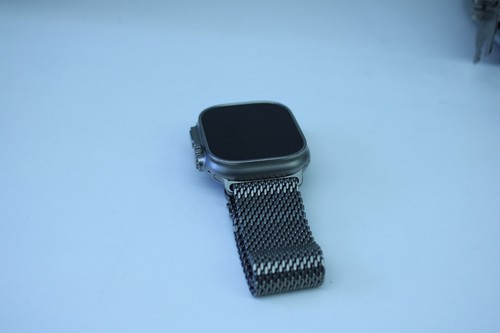 Apple Watch Ultra 2 GPS 49MM Natural Titanium w/ Black Sport Band A2986 - Photo 3 sur 7