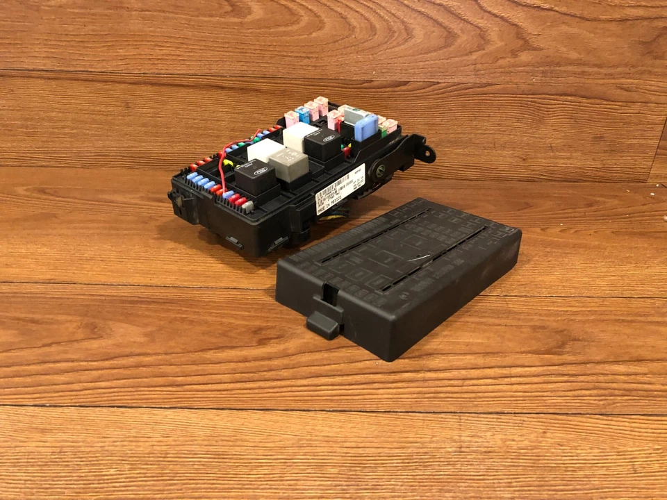 2003-2004 FORD EXCURSION F250 F350 SAM FUSE BOX BLOCK RELAY FUSES RELAYS OEM #2 - Image 2 of 4