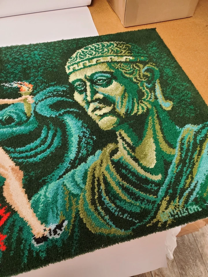 Antigua alfombra colgante de pared Foto 3 de 4