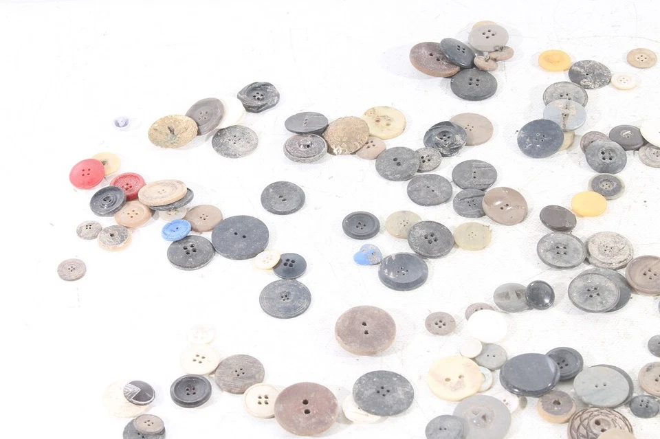 Konvolut alte Knöpfe Kunststoff Metall verschiedene Farben & Formen über 800g - Bild 3 von 4