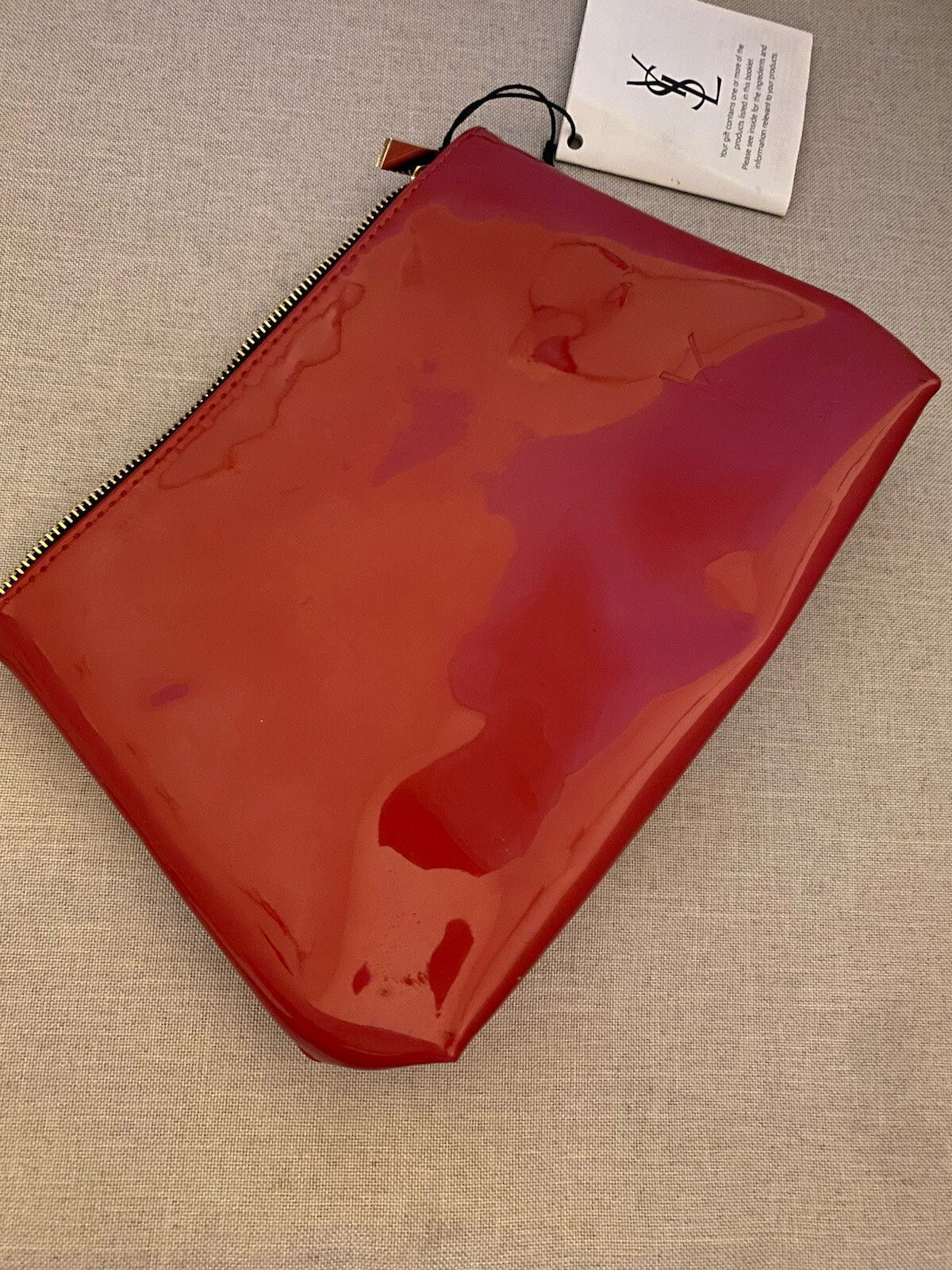 Yves Saint Laurent borsa brevettata rossa nuova con etichette chiusura superiore con cerniera