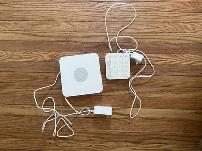 Ring alarm base station 4HB1U9-0EN0 + keypad 5AT2S7