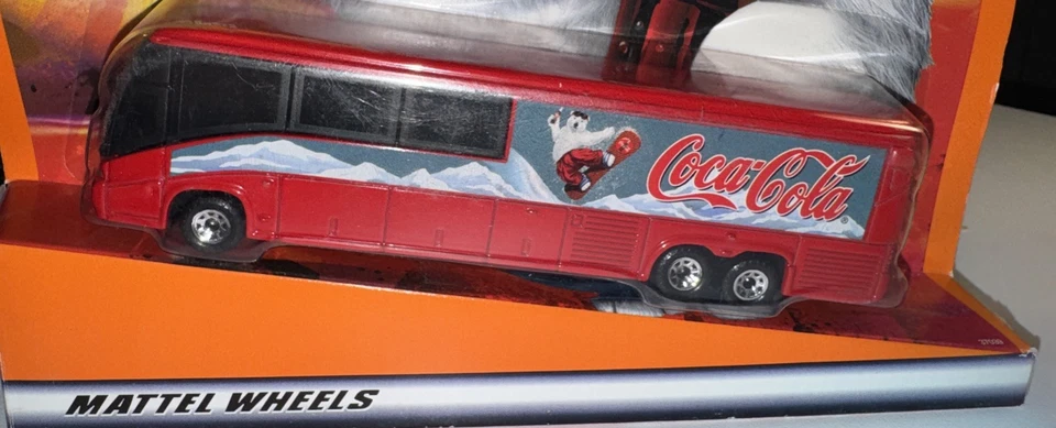 Matchbox Big Movers Famous Buses Motor Coach Industries Coca-Cola Tour Bus NIP - Image 3 of 4