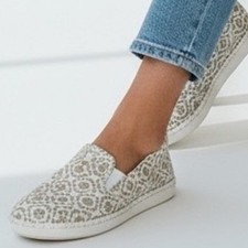 Clarks Cloudsteppers Women's Size 8 Step Glow Slip On Shoes Beige Gold Pattern