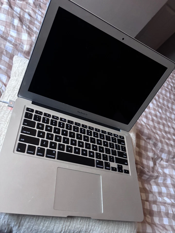 Apple MacBook Air 13.3' (2013) 128GB. Silver. Good condition.  - Image 4 of 4