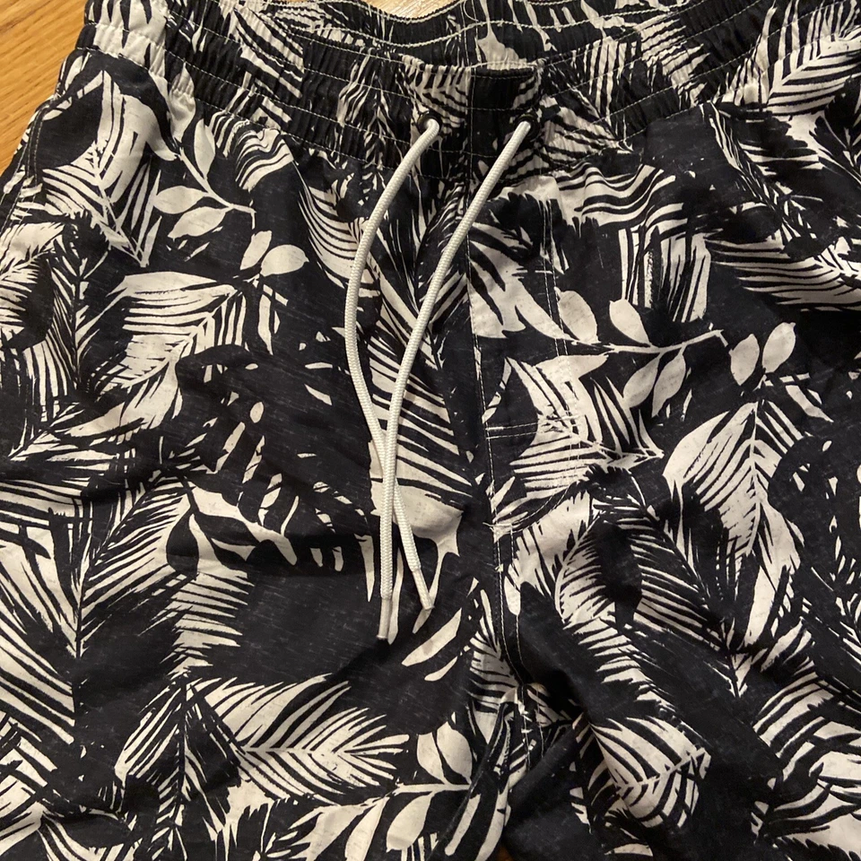 Bañador pequeño Old Navy para hombre blanco/negro forrado con cordón elástico Foto 2 de 4